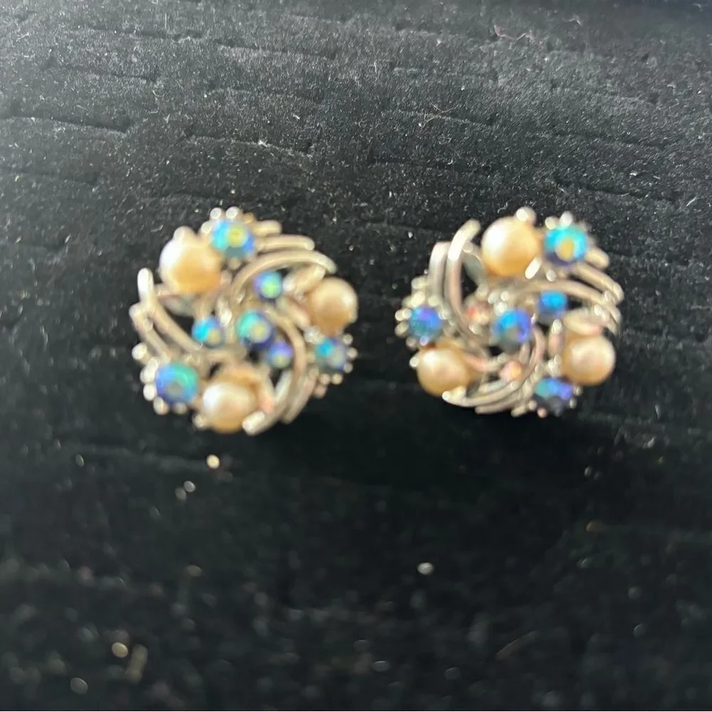 Lisner Earrings Rhinestone Pearl Gold Stud Vintage beaded accessory clip on stud